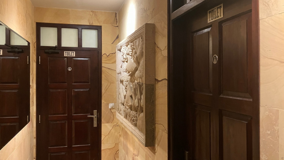 Туалет в ресторане La Casa Latina. Изображение 1