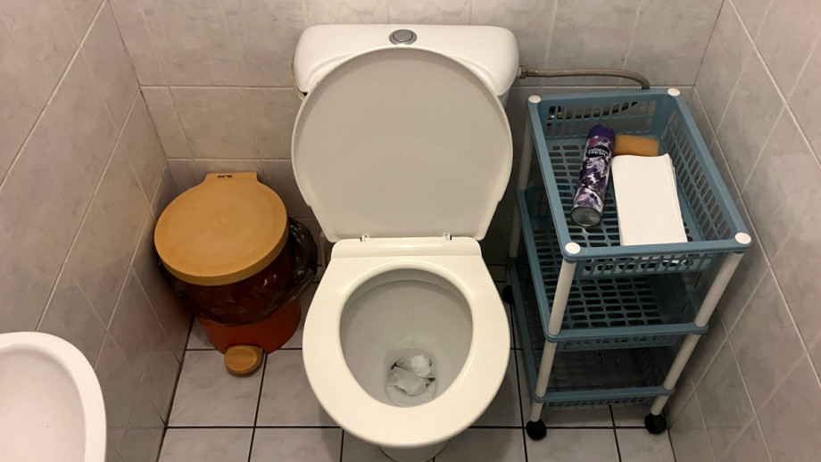 Туалет в начальной школе Norbertov. Изображение 2