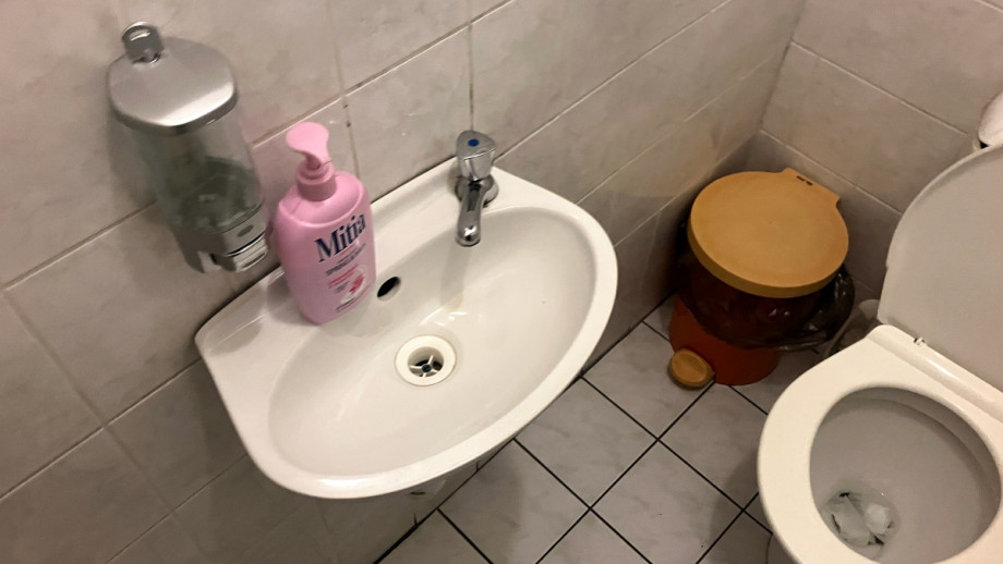 Туалет в начальной школе Norbertov. Изображение 1