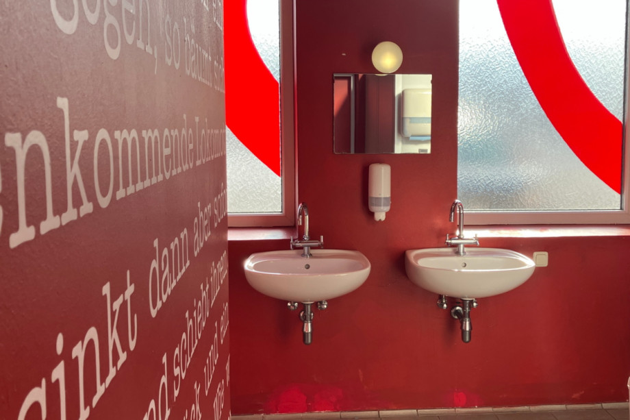 Туалет с душем в музее SÜDBAHN. Изображение 2