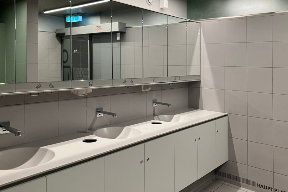 Общественный туалет на главной площади Граца. Изображение 3