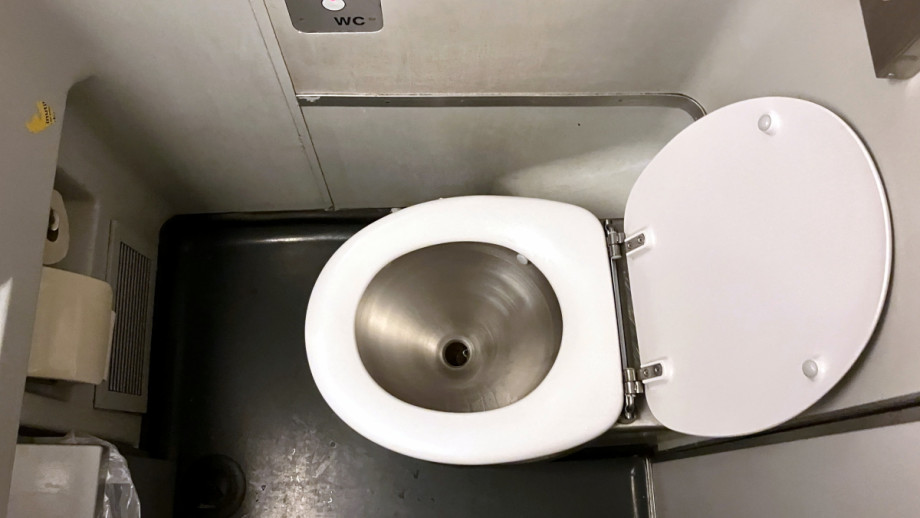 Туалет в вагоне второго класса Nightjet. Изображение 2