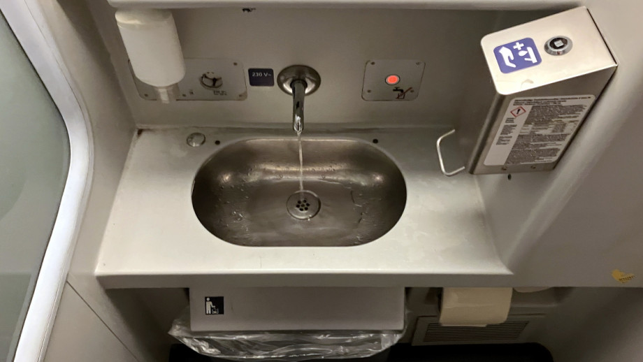 Туалет в вагоне второго класса Nightjet. Изображение 1