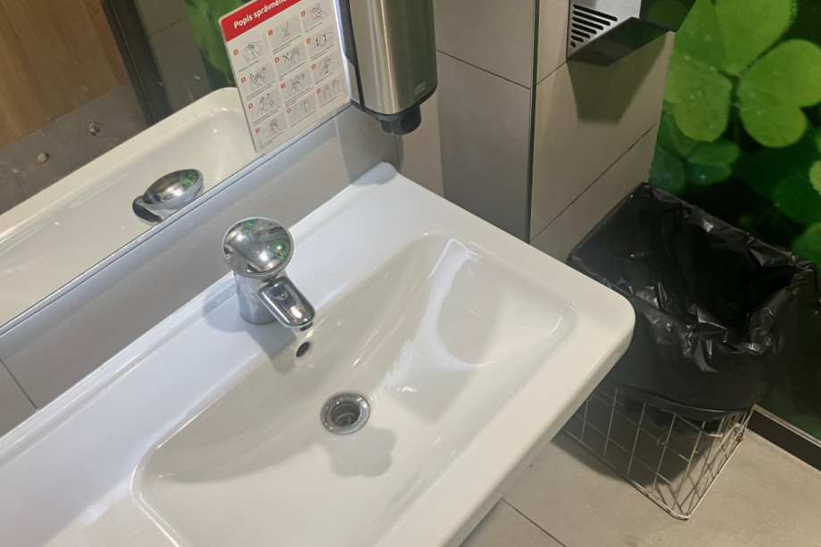 Туалет на заправке Orlen в Трутнове. Изображение 2