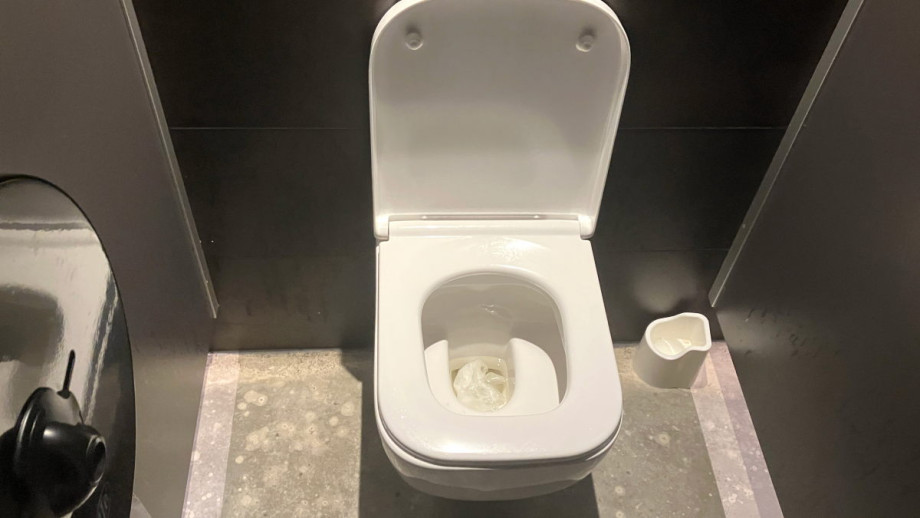 Туалет в STROMWERK. Изображение 1