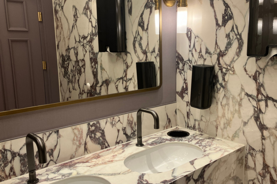 Мраморный туалет ресторана Paulaner. Изображение 2