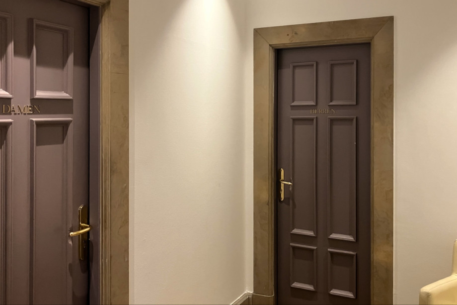 Мраморный туалет ресторана Paulaner. Изображение 1