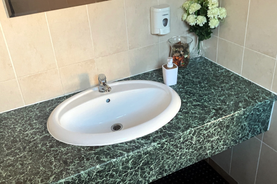 Туалет на лыжном курорте Novako. Изображение 1