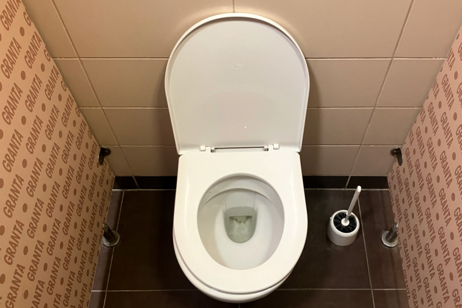 Туалет на автозаправке Granta. Изображение 4