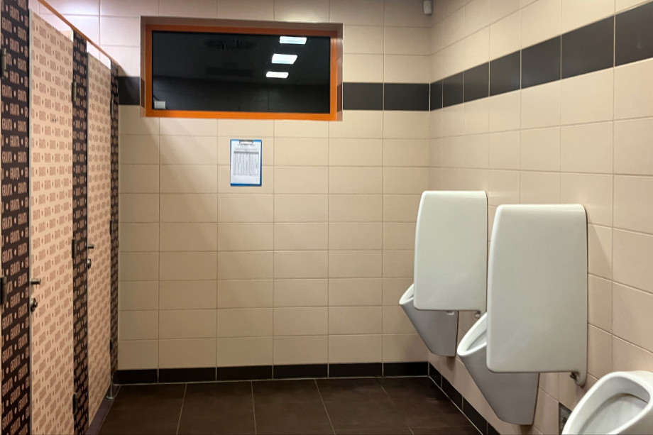 Туалет на автозаправке Granta. Изображение 3