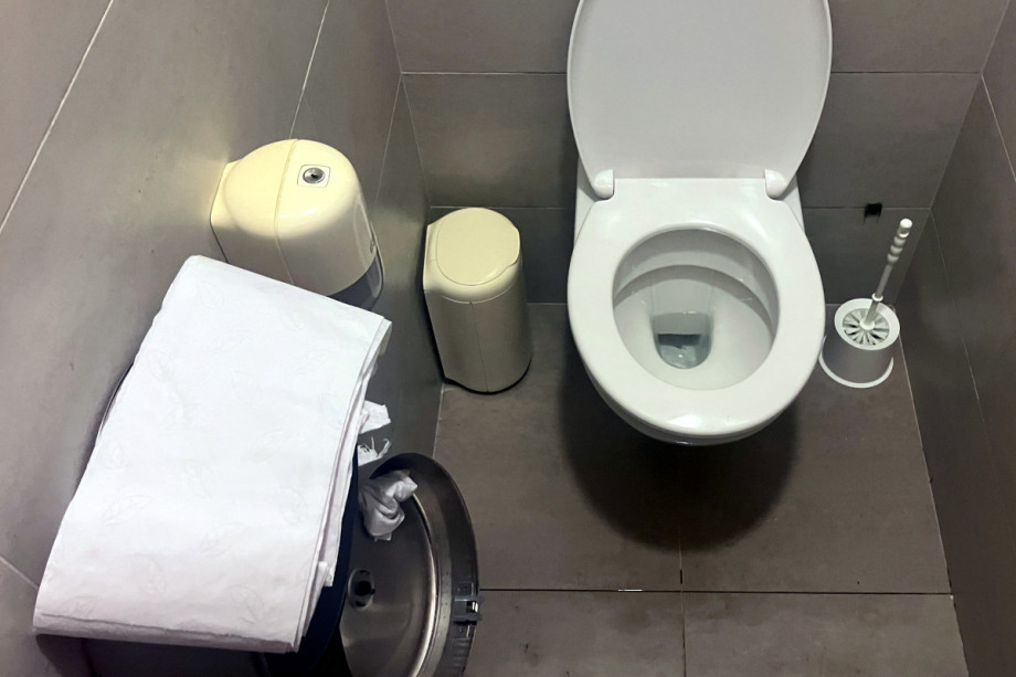 Туалет в сауне в Galerie Butovice. Изображение 3