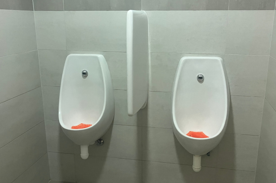 Туалет в сауне в Galerie Butovice. Изображение 2