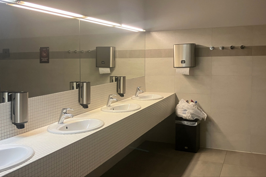 Туалет в сауне в Galerie Butovice. Изображение 1