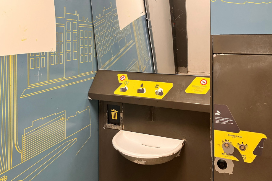 Автоматический сортир на 27 Rue des Fabres. Изображение 2