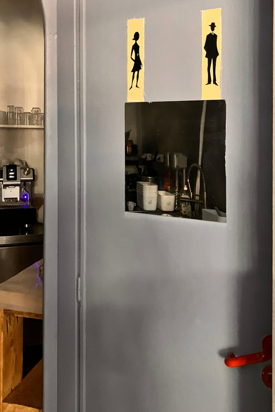 Туалет в кафе Le Marius. Изображение 1