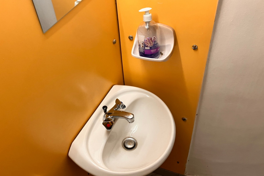 Туалет в кафе Le Marius. Изображение 2