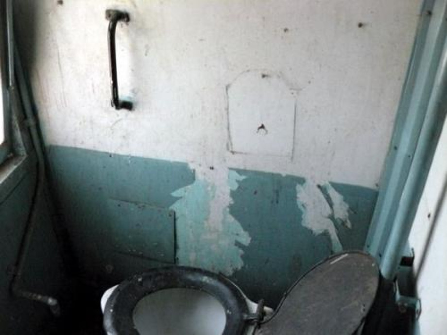 Туалеты в индийском поезде. Изображение 1