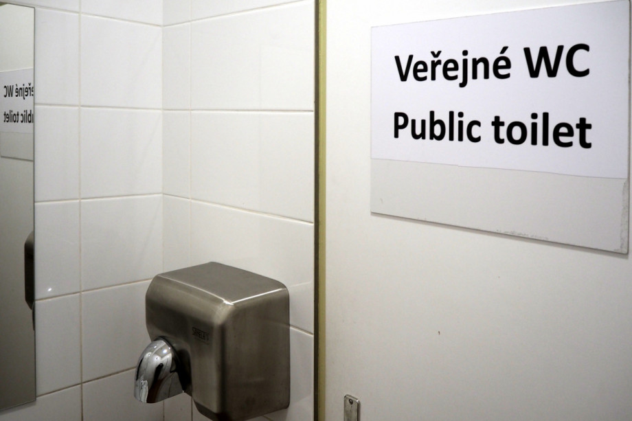 Общественный туалет в торговом центре Galerie Dvořák. Изображение 4