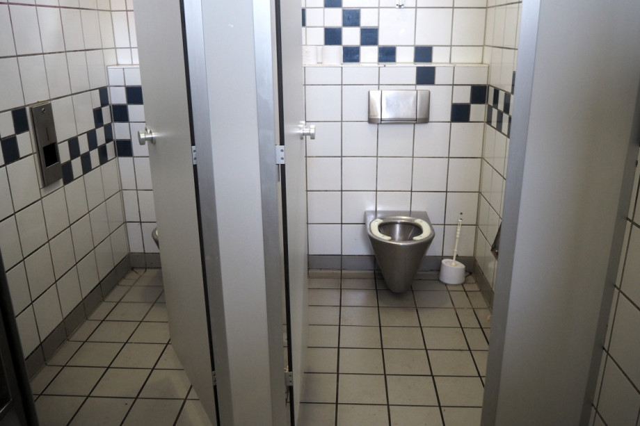 Туалет у жлезнодорожного вокзала Швандорфа. Изображение 3