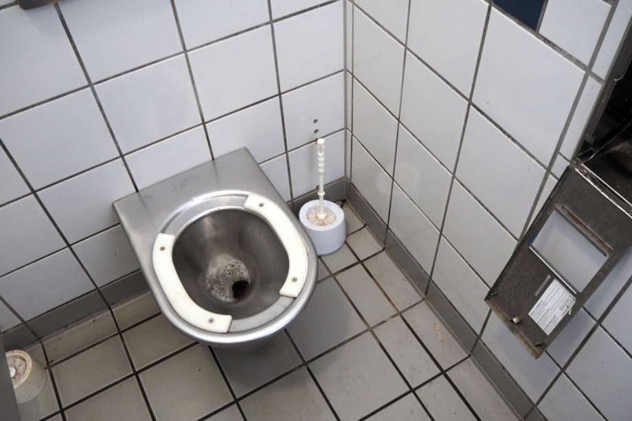 Туалет у жлезнодорожного вокзала Швандорфа. Изображение 5