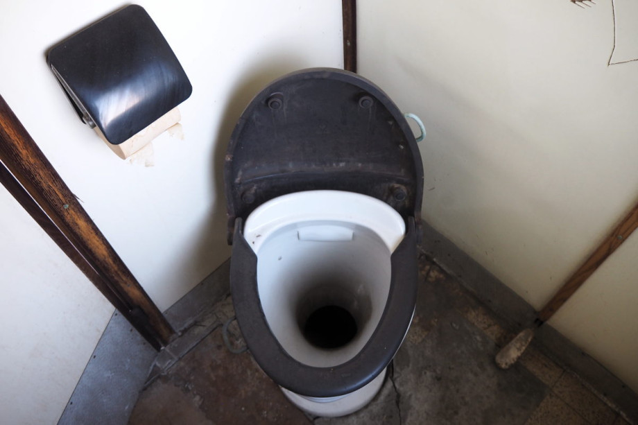 Туалет в вагоне-экспонате в швехатском музее. Изображение 3