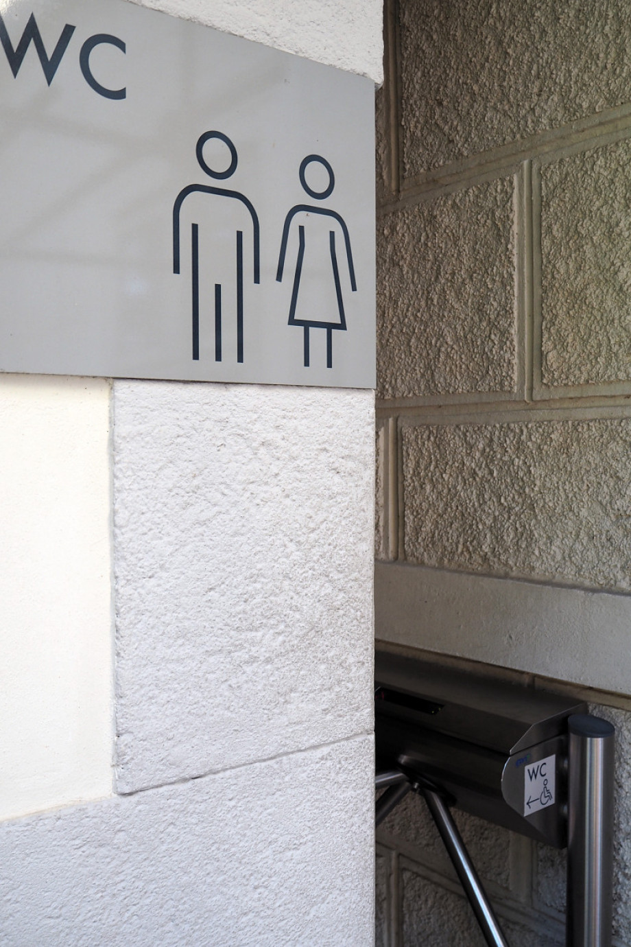 Общественный туалет у храма Святой Барборы. Изображение 1