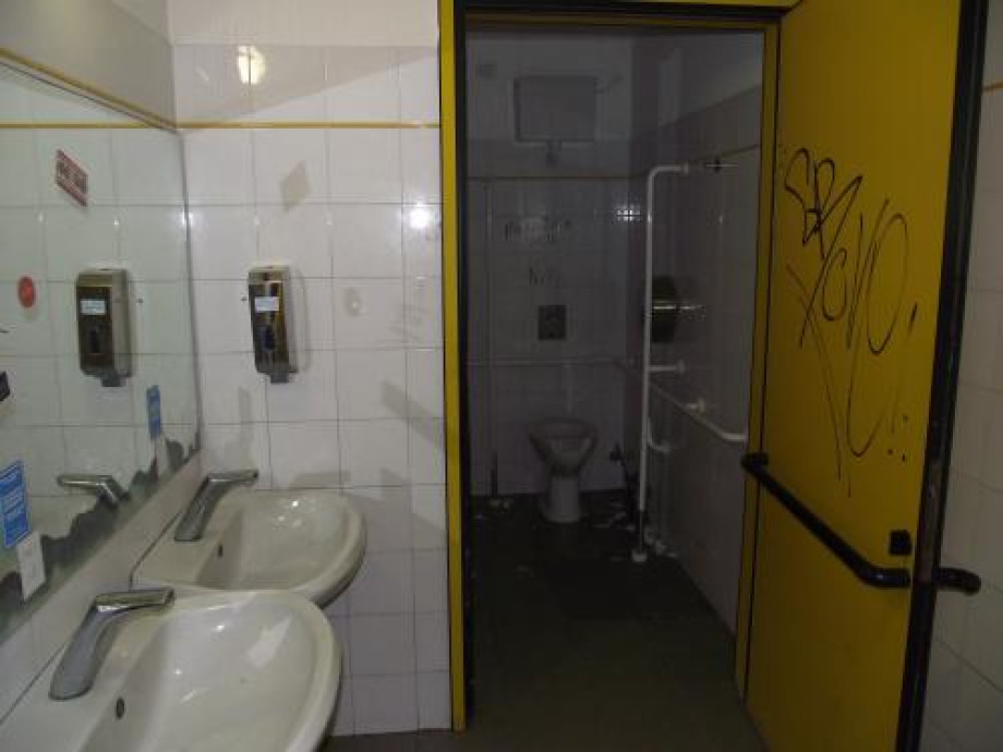 Туалет в лифте на улице Петро Тоннини. Изображение 3