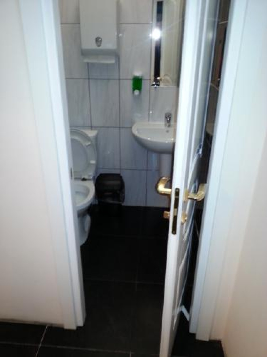 Туалет в Warsteiner Forum. Изображение 3