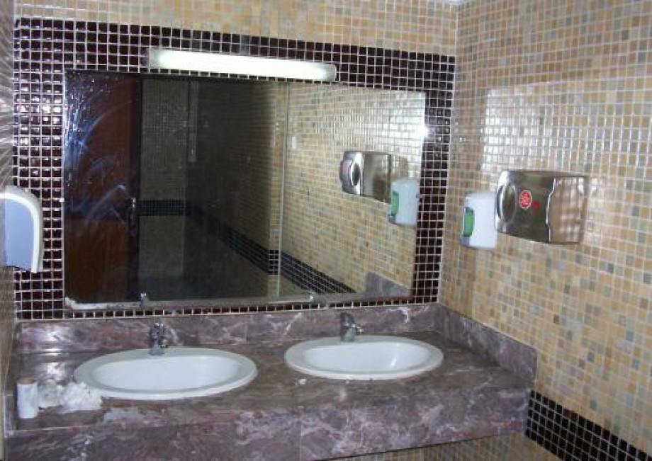 Туалет в холле гостиницы Anezi. Изображение 2