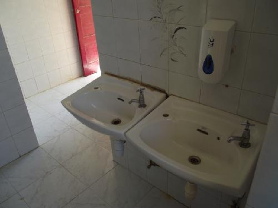 Туалет на острове Комино. Изображение 3