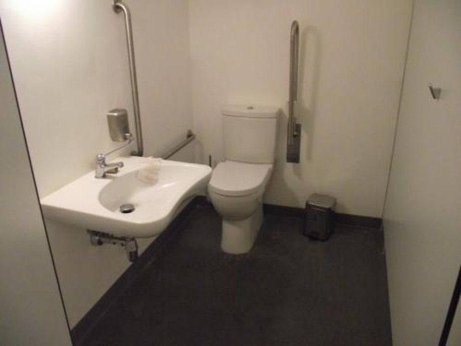 Туалет в музее комплекса Джгантия. Изображение 3