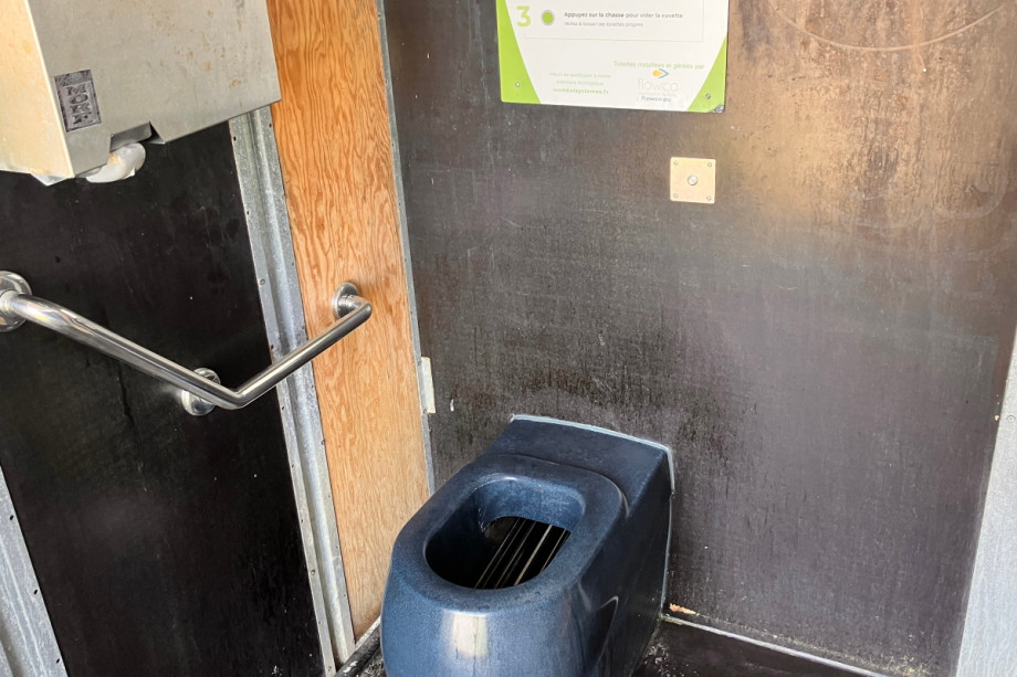 Общественный туалет в саду Эмиля Дюкло. Изображение 2