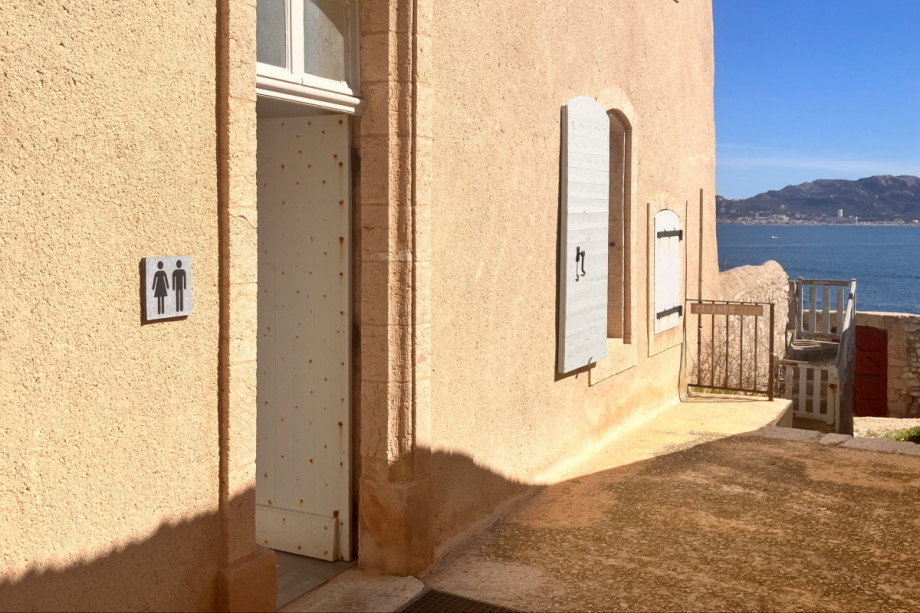 Туалет у замка Иф. Изображение 1