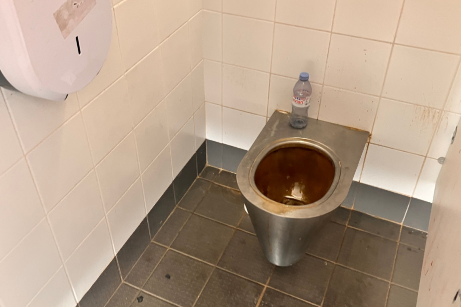 Туалет у причала Frioul. Изображение 4