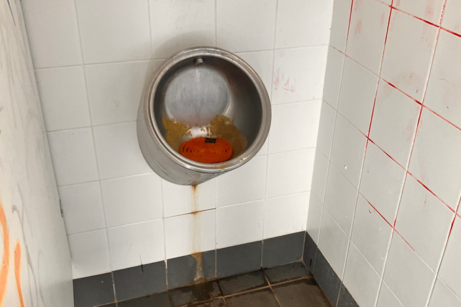 Туалет у причала Frioul. Изображение 3