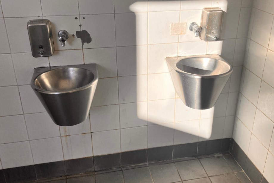 Туалет у причала Frioul. Изображение 2