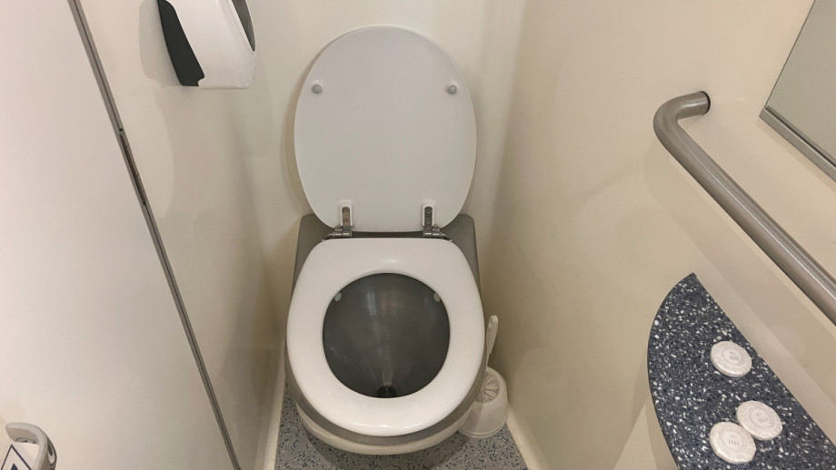 Туалет с душем в спальном вагоне ČD. Изображение 2