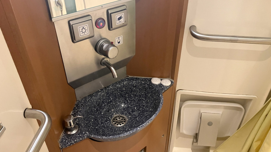 Туалет с душем в спальном вагоне ČD. Изображение 1