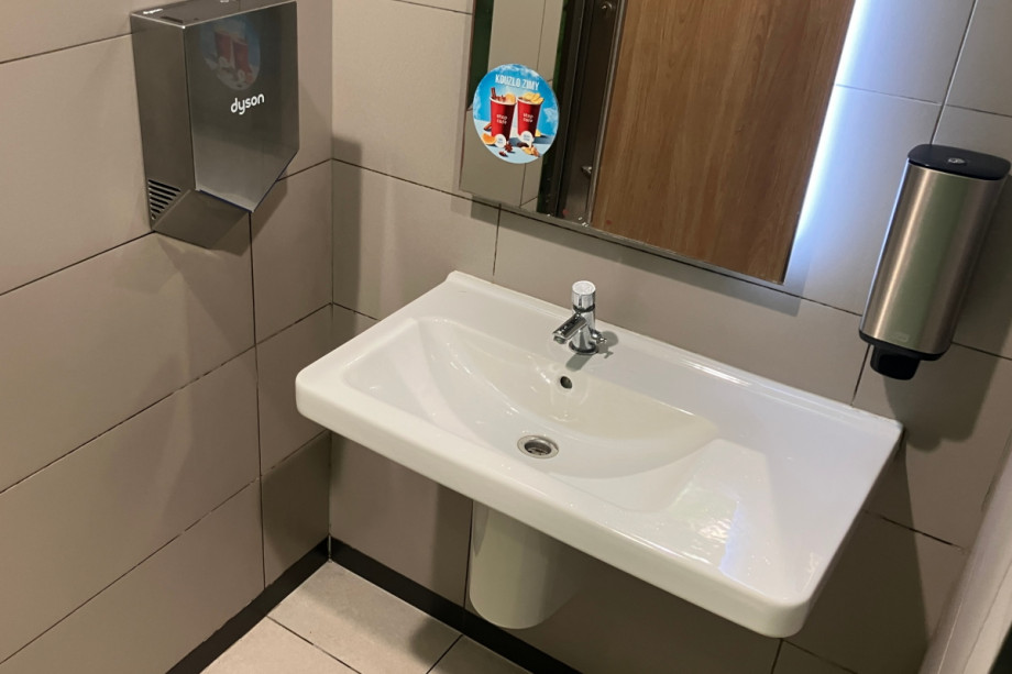 Туалет на заправке Orlen в Мельнике. Изображение 2