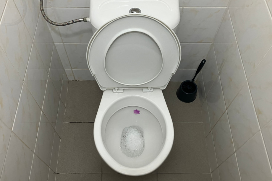 Раздевалки с туалетом и душем в JumpPark Jarov. Изображение 4