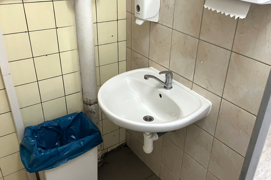 Раздевалки с туалетом и душем в JumpPark Jarov. Изображение 2