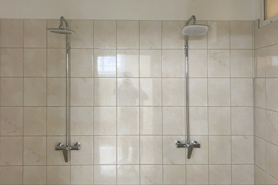 Раздевалки с туалетом и душем в JumpPark Jarov. Изображение 5