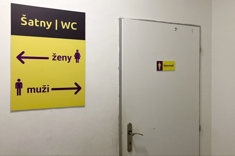 Раздевалки с туалетом и душем в JumpPark Jarov. Изображение 1