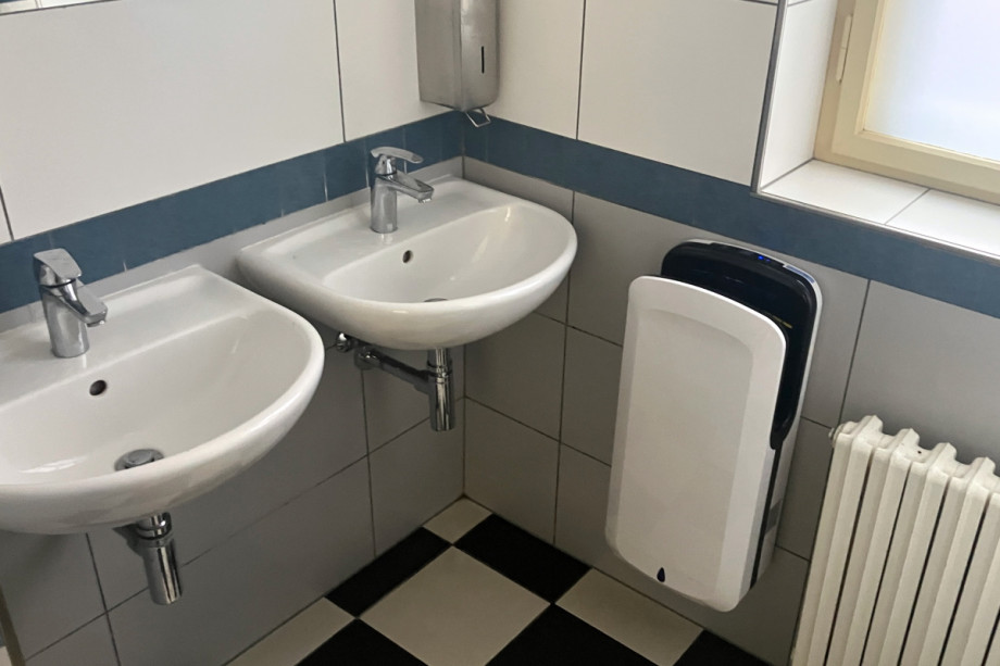 Туалет в Институте языковой и профессиональной подготовки Карлова университета. Изображение 2