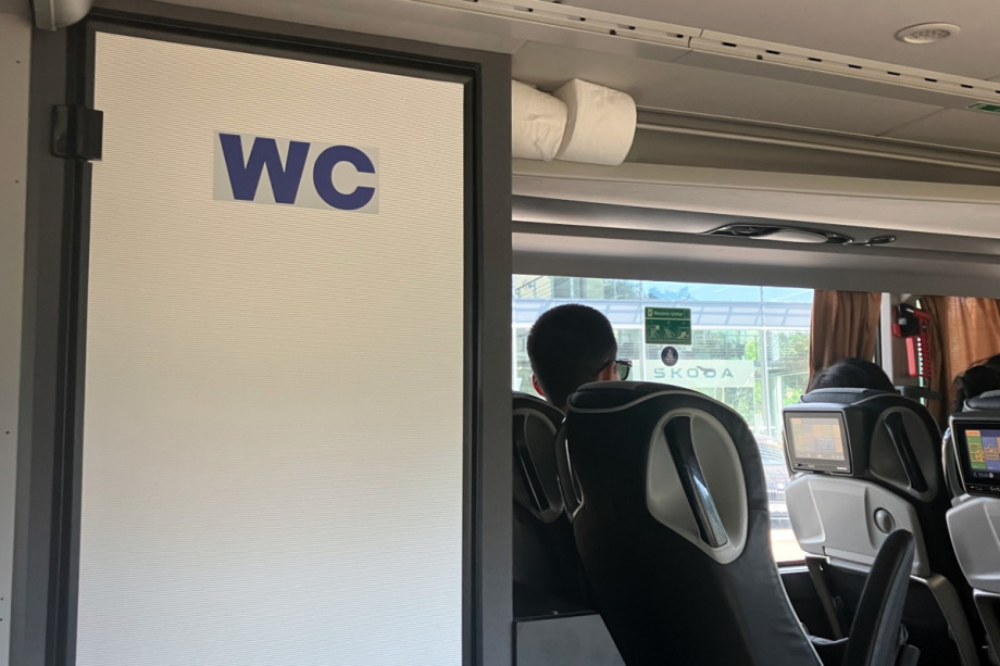 Толчок в автобусе Setra Regiojet. Изображение 1