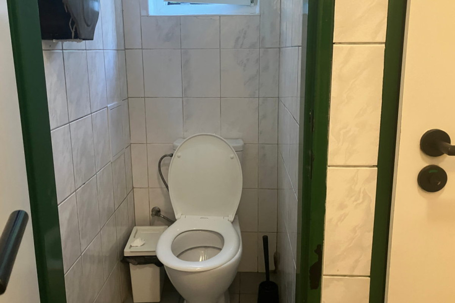Туалет в кафе Na půl cesty. Изображение 5