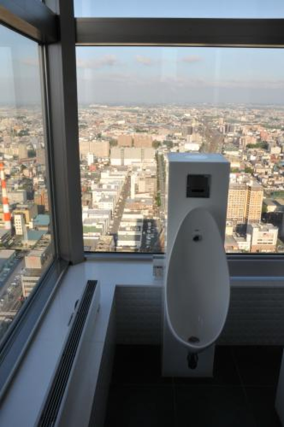 Панорамный туалет в JR Tower. Изображение 1