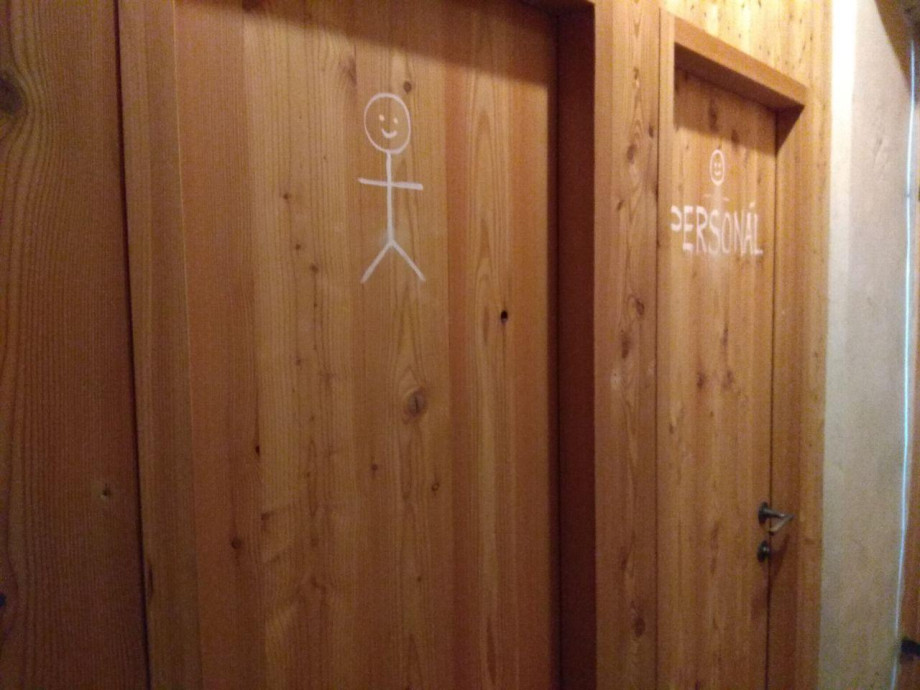 Туалет в пивной Бржевновского монастыря. Изображение 1
