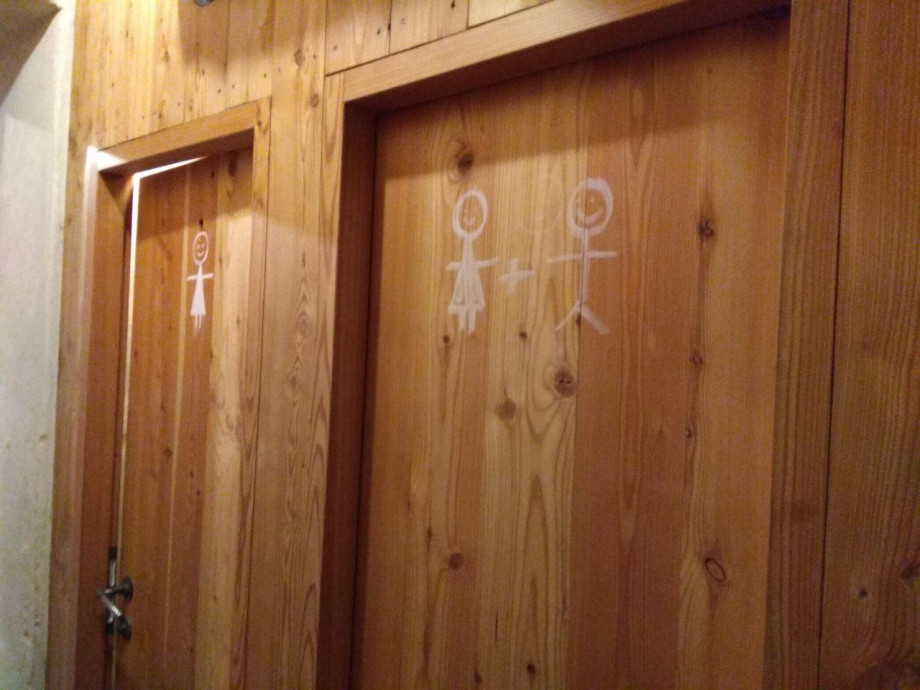 Туалет в пивной Бржевновского монастыря. Изображение 2