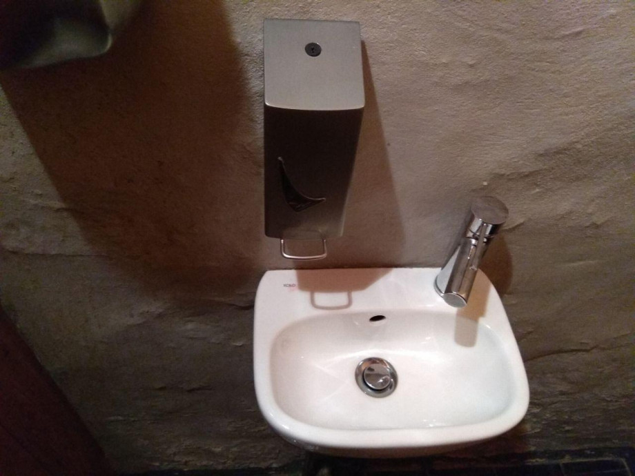 Туалет в пивной Бржевновского монастыря. Изображение 4